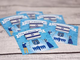 מתנות לעובדים ליום העצמאות - גלויה מעוצבת עם דגל ישראל משוקולד. 