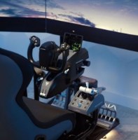 ג'וסטיק ומצערת טיסה Thrustmaster TCA Yoke Boeing Edition – מציג מקרוב את הג ויסטיק המצערת ומושב הטייס על רקע שמיים