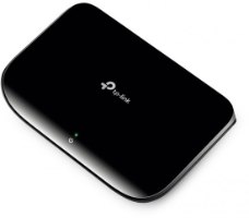 מתג TP-Link TL-SG1005D 5 Ports 10/100/1000Mbps – מבט עליון על המתג השחור, עם לוגו TP-Link ונורית