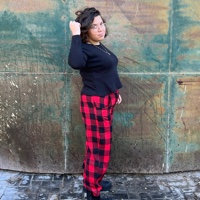 מכנסיים מדגם נור עם דוגמא של משבצות בשחור ואדום - זוג אחרון במלאי במידה 12