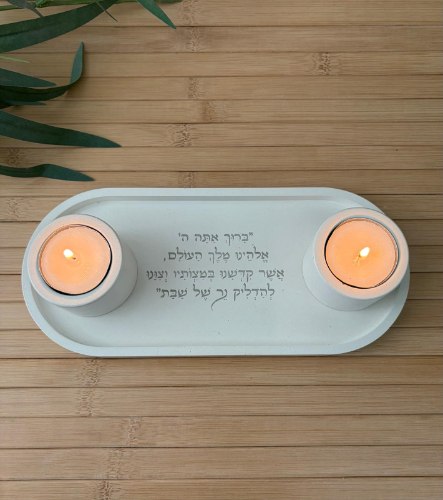 מעמד הדלקת נרות אובלי בטון +זוג פמוטים נקי/נגיעות מתכת