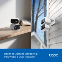 מצלמת אבטחה Tp-Link Tapo C246D – מצלמה לבנה מוצגת בבית ומחוץ לו עם כיתוב תחתון המפרט עמידות למים