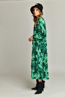 שמלה פליסה שילוב תכשיט ירוק
