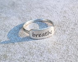 טבעת כיתוב אובלית עדינה עד 7 תווים מכסף 925 breathe