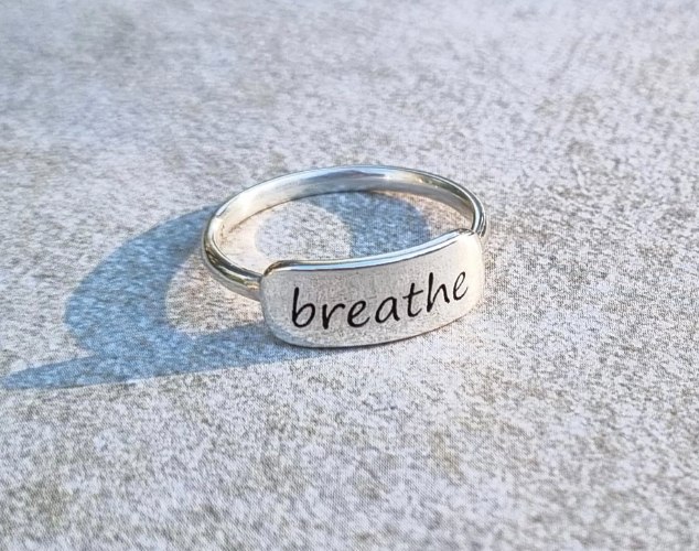 טבעת כיתוב אובלית עדינה עד 7 תווים מכסף 925 breathe
