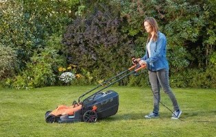 מכסחת דשא עם ידית Black+Decker BEMW471BH לשימוש פשוט ומאמץ מינימלי