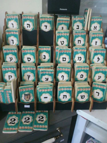 אותיות ומספרים להרכבת שלט לדלת-טורכיז עם פרחים אדומים