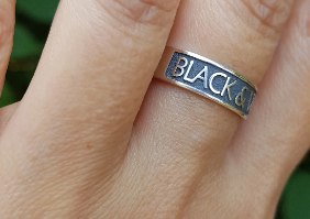 טבעת כסף עם כיתוב מובלט עד 13 תווים black & white