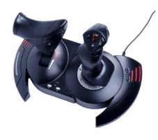 בקר טיסה עם מצערת Thrustmaster T-FLIGHT HOTAS X PS3/PC – בקר טיסה שחור המורכב מג ויסטיק ומצערת על רקע לבן