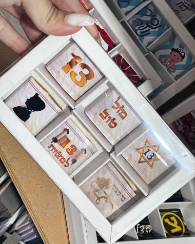 שישית שוקולדים ממותגים במארז שקוף