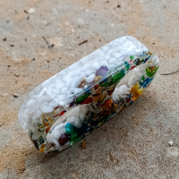 מעמד נרות כפול שקוף בשילוב אבנים לבנות וזכוכית צבעונית