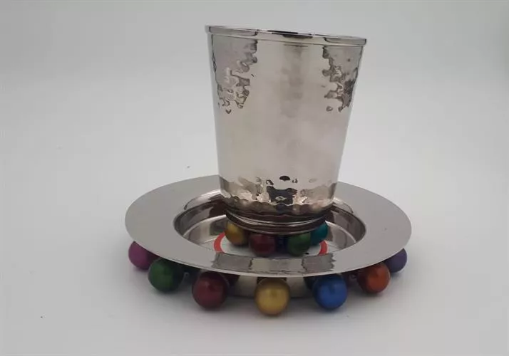 גביע בצבע כסף מעוצב בסיס צבעוני