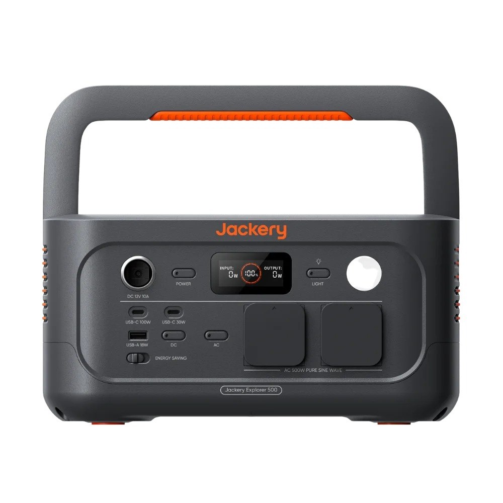 תחנת כוח ניידת Jackery Explorer 500 V2 512Wh 500W – יחידה אפורה כהה עם שקעי USB-C וצג דיגיטלי מונחת על רקע לבן