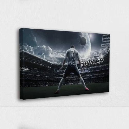 "Siu" תמונה מעוצבת של אגדת הכדורגל כריסטיאנו רונאלדו על המגרש, תמונת קנבס מתוחה ומוכנה לתליה