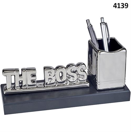 מעמד שולחני "הבוס" THE BOSS עם כוס לעטים כסוף מבריק 28x8 ס"מ דגם 4139