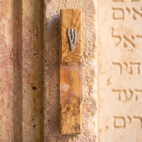 יופי שבפשטות: בית מזוזה 15 ס"מ מעץ זית ואפוקסי במראה נקי ויוקרתי.