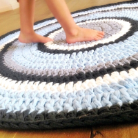 שטיח עגול סרוג ומעוצב בגווני תכלת אפור אופוויט ונגיעה בכחול לעיצוב חדרי ילדים וחדרי תינוקות|שטיח סרוג עגול לחדר של בן|