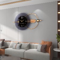 שעון קיר גדול בעיצוב ייחודי, שעון פרזול מוזהב עם אלמנטים עגולים בשכבות בצבע שחור, שחור חצי שקוף וזהב
