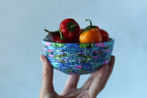 קערית הגשה קטנה בגווני טורקיז, ירוק וסגול