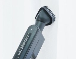 שואב אבק חוטי Deerma DX700 Pro – זרבובית מברשת כהה עם כיתוב STRONG SUCTION נצמדת לקיר לבן