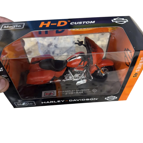 דגם אופנוע הארלי דוידסון - MAISTO 1:18 HARLEY DAVIDSON 2024 STREET GLIDE  MOTORCYCLE