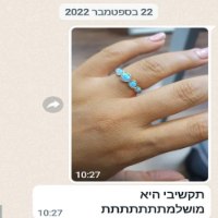 טבעת זהב צהוב 14K בשילוב 5 אבני חן אופל כחול.