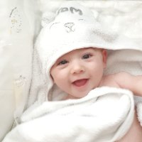 מגבת קפוצ'ון דובי  עם שם לתינוק עשויה 100% כותנה איכותית- צבע לבן