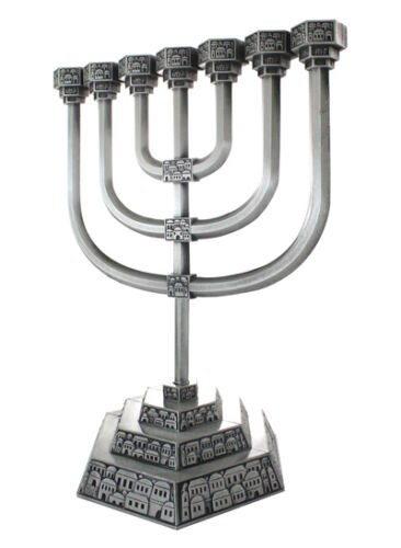מנורה עם שבעה קנים בגימור פיוטר עם תבליט של ירושלים העתיקה 28 ס"מ