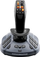 בקר טיסה Thrustmaster SimTask Farmstick PC – ג ויסטיק שחור ואפור עם כפתורים כתומים על רקע לבן