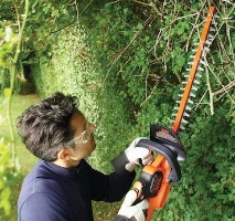 מסור גדר חיה נטען Black & Decker GTC18502PC-QW – חיתוך יעיל ומדויק בגינה