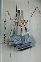 תיק Cross Body קטן בגוון כחול דגם CLOVER מידות 19x6x16 ס"מ של חברת PIP STUDIO