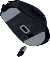 עכבר גיימינג אלחוטי Razer Basilisk Mobile – תחתית עם רפידות החלקה אפורות ודונגל USB נפרד