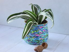 עציץ קטן עם חור ניקוז בגווני טורקיז, ירוק, סגול וורוד
