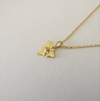 שרשרת עדינה שלושה עלי קיסוס מזהב 14K עם יהלום