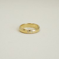 טבעת זהב 18 קרט עבה מרוקעת עם יהלומים
