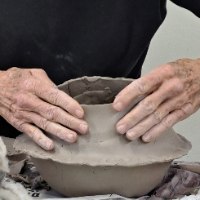 רגע של חומר: סדנת קרמיקה חווייתית בסטודיו  במזכרת בתיה