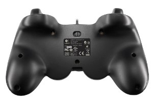 בקר משחק חוטי Logitech F310 Gamepad – גב הבקר השחור מציג מדבקת מידע ומתג מצבים.