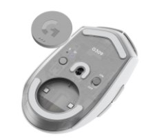 עכבר גיימינג אלחוטי Logitech G309 Lightspeed – תחתית העכבר עם מתג הפעלה, חיישן ומכסה דונגל