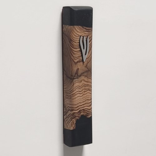בית מזוזה "בזלת" – עץ זית ושרף שחור גולמי