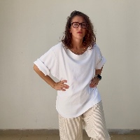 חולצה מדגם איה (שרוול קצר) מבד פיקפיקה בצבע לבן