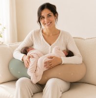 3 ב- 1: כרית הריון, כרית הנקה ופוף לתינוקות ולפעוטות. מסייעת להקלה בכאבי גב ואגן בהריון, בהנקה נסגרת ע"י פטנט ייחודי להנקה בידיים חופשיות. בתמונה: אישה בהריון שוכבת בחיבוק עם כרית הריון והנקה מונלאב דגם נטורל של קואליטה. pregnant woman lying with pregnancy and nursing pillow Natural MoonLove by Koalita
