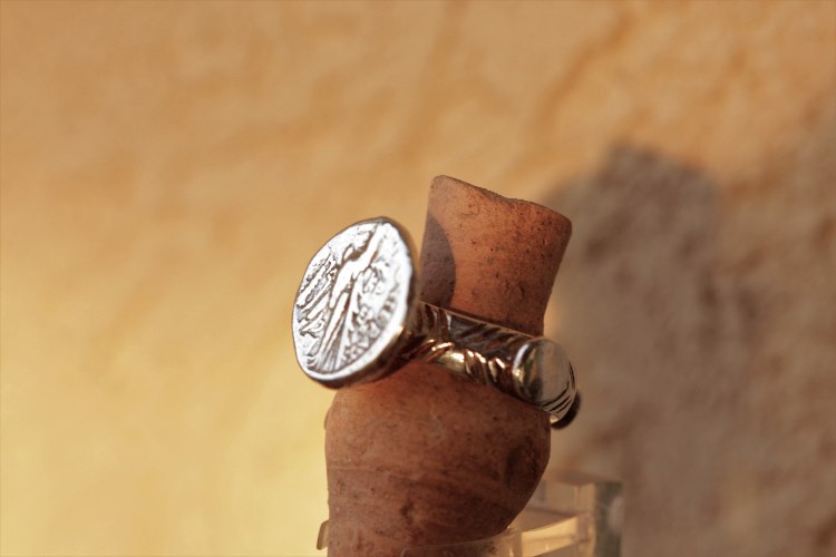 טבעת כסף עתיקה (העתק) עם מטבע כסף של חצי שקל צורי ששימש לתשלום מיסים בבית המקדש  בית שני (העתק) R121
