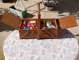 קופסת כלי תפירה וינטג' מעץ "אקורדיון" | ידית מגולפת וציוד מקורי (שנות ה-50/60)