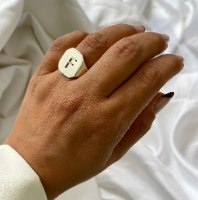 טבעת חותם מלבנית עם אותיות