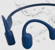אוזניות ספורט אלחוטיות מוליכות עצם Shokz OpenRun – אוזניות כחולות מוקפות בהתזות מים על רקע בהיר