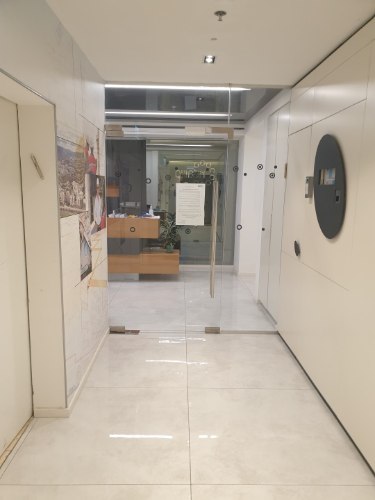 מחיצת מסדרון משרדים