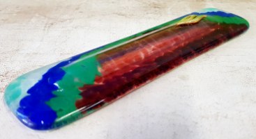 בית מזוזה מזכוכית שקופה, אדומה, ירוקה וכחולה בטכניקת פיוזינג