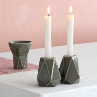 פמוטי  שבת גאומטרים מקרמיקה בעבודת יד בגימור אפור