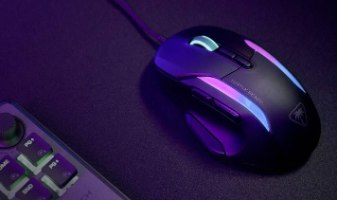 עכבר גיימינג חוטי Turtle Beach Kone II – מקרוב על העכבר השחור עם תאורת RGB סגולה וכחולה