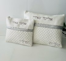 סט טלית תפילין דמוי עור בצבע לבן עם פס כסף כולל רקמת שם